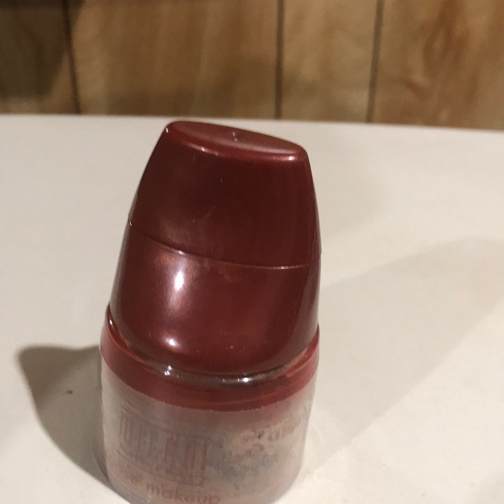 Loose makeup. Use for Blush or face. New. Color is natural tan. Brush inside